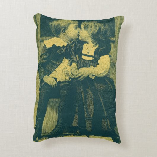 ヴィンテージラブ＆ロマンス写真、子供のキス アクセントクッション (裏面(縦))