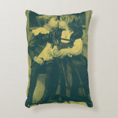 ヴィンテージラブ＆ロマンス写真、子供のキス アクセントクッション (正面(垂直))