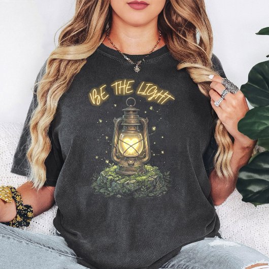 ヴィンテージランタンのハートとホタルが光に導く Tシャツ