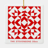 ヴィンテージレッドクリスマスジオメトリキパーソナライズされたルト セラミックオーナメント (裏面)
