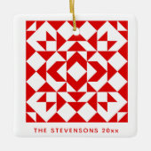 ヴィンテージレッドクリスマスジオメトリキパーソナライズされたルト セラミックオーナメント (正面)