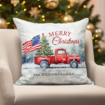 ヴィンテージレッドクリスマストラッククリスマスツリー国旗 クッション<br><div class="desc">クリスマスツリーとアメリカの旗を持つヴィンテージ赤いクリスマストラックのクリスマスカードは、アメリカへの愛を示し、友人や家族に休日の願いを送るフェスティバルの方法である。</div>