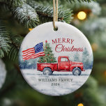 ヴィンテージレッドクリスマストラッククリスマスツリー国旗 セラミックオーナメント<br><div class="desc">クリスマスツリーとアメリカの旗を持つヴィンテージ赤いクリスマストラックのクリスマスカードは、アメリカへの愛を示し、友人や家族に休日の願いを送るフェスティバルの方法である。</div>