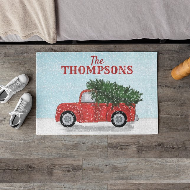 ヴィンテージレッドトラッククリスマスツリーパーソナライズされた雪 ドアマット (Christmas classic red truck holiday doormat with falling snowflakes and Christmas tree)