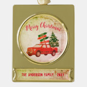 ヴィンテージレッドトラック冬の木メリークリスマス ゴールドプレートバナーオーナメント (正面)