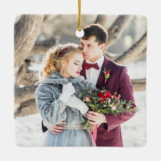 ヴィンテージレッドトラック初めてのクリスマス結婚した写真 セラミックオーナメント (裏面)