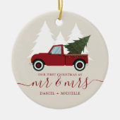 ヴィンテージレッドトラック初めてのクリスマス 結婚した セラミックオーナメント (正面)