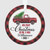 ヴィンテージレッドトラック私たちの最初のクリスマス オーナメント (裏面)