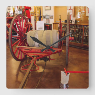 ヴィンテージレッドビッグホイール消防ホースリール  スクエア壁時計