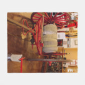 ヴィンテージレッドビッグホイール消防ホースリール フリースブランケット (正面(横))