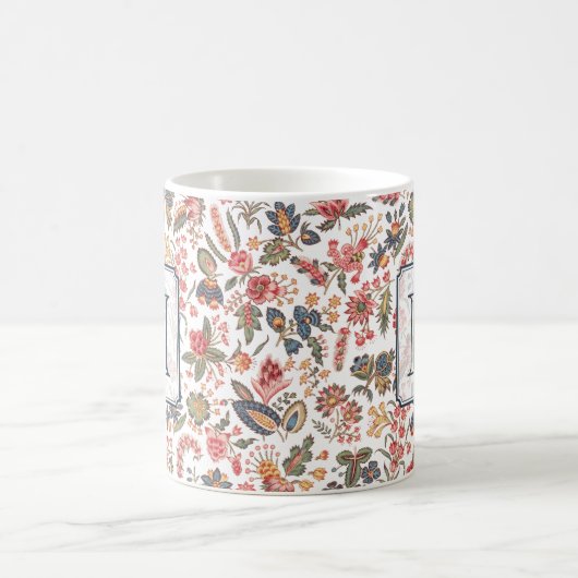 ヴィンテージレッドピンクフローラチックモノグパーソナライズされたラム コーヒーマグカップ (中央)