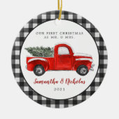 ヴィンテージレッドファームトラック |初めてのクリスマスミセス セラミックオーナメント (正面)