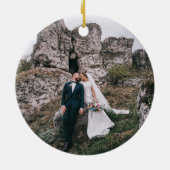 ヴィンテージレッドファームトラック |初めてのクリスマスミセス セラミックオーナメント (裏面)