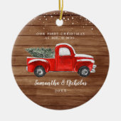 ヴィンテージレッドファームトラック |初めてのクリスマスミセス セラミックオーナメント (正面)
