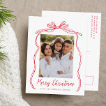 ヴィンテージレッドボウメリークリスマスフォト シーズンポストカード<br><div class="desc">お祝家族の写真をフェスティバルの赤い弓とリボンで囲んだ鮮明な白い背景を持つクリスマスのハガキでクリスマスの季節。"Merry Christmas"はエレガントに赤い書手書きスクリプ魅力的トで、下にあなたの家族の名前をパーソナライズする宇宙と。ポストカードの背面には、あなたの差出人住所と心のこもったメッセージが表示される。愛する人と休日の応援を共有するのに最適な、このカスタマイズ可能なポストカードは、あなたの家族の暖かい願いを忘れられない！</div>