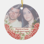 ヴィンテージレッドローゼカップルの初めてのクリスマス写真 セラミックオーナメント (正面)