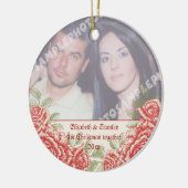 ヴィンテージレッドローゼカップルの初めてのクリスマス写真 セラミックオーナメント (左)