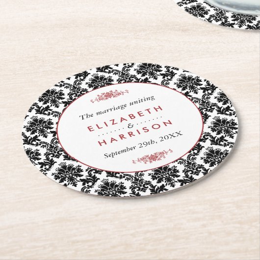 ヴィンテージレッド、ブラック&ホワイトのダマスクの結婚式 ラウンドペーパーコースター (アングル)