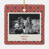 ヴィンテージレッド・ブルー・クリスマス・フォト・シスター セラミックオーナメント (裏面)