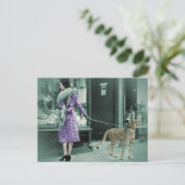 ヴィンテージレディーウィンドウショッピングwhile歩くチーテ ポストカード (スタンド正面)