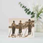 ヴィンテージレトロウィメンズスキー'スキーバム1942' ポストカード (スタンド正面)