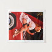 ヴィンテージレトロカー整備士ピンナップガール タペストリー (正面(横))