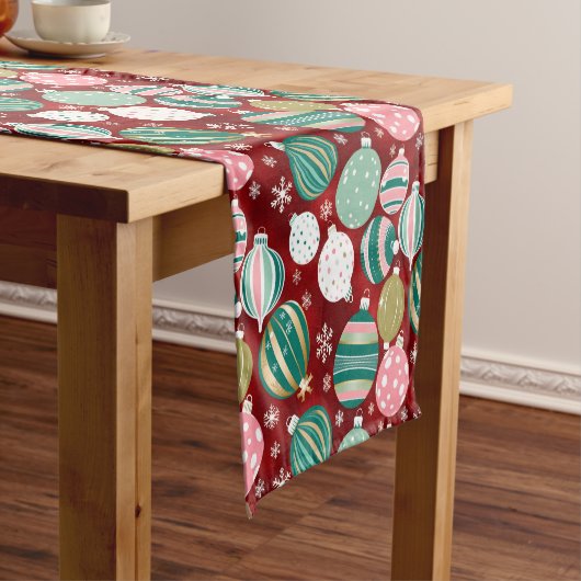 ヴィンテージレトロクリスマスオーナメントと雪 ショートテーブルランナー (インサイチュ)