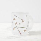 ヴィンテージレトロゴルフクラブボールパターン フロストグラスマグカップ (正面右)