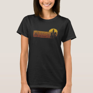 ヴィンテージレトロサンセットチェスプレーヤーの駒 Tシャツ