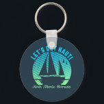 ヴィンテージレトロバミューダセーリングセールズナウティ キーホルダー<br><div class="desc">セーリングに行って帆船で海を探索するのが大好きな人のためのヴィンテージとレトロな海旅行デザイン。船カッコいい乗素晴らし船、漁師、船の船長や船の船長のための商品。セーリングクラブのメンバーやレクリエーションの夏のスポーツ愛好家に最適。衣服あなたの次のセーリングホリデーまたはビーチ上の休暇に。引用文シンプルやパンを愛する海の旅人のための美しい夕日と海上の帆船のおもしろいデザイン。</div>