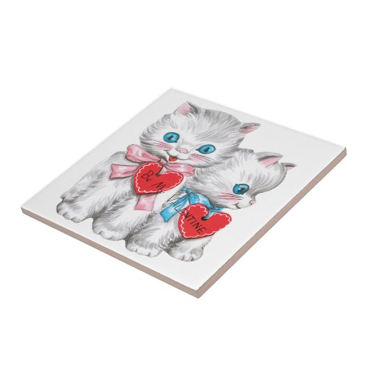 ヴィンテージレトロバレンタインデーの猫ふわふわ子猫 タイル (側面)