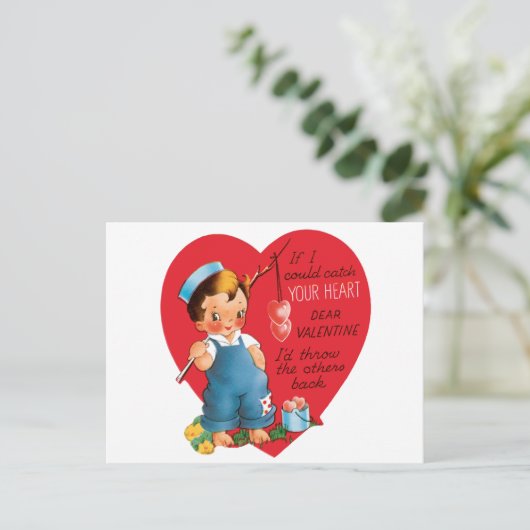 ヴィンテージレトロバレンタインデー男の子魚釣りハート シーズンポストカード (スタンド正面)