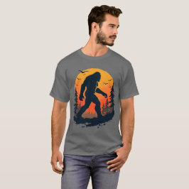 ヴィンテージレトロビグフットサスカッチウィズサンセット Tシャツ