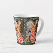 ヴィンテージレトロピンアップイラストレーションThunder_Cove カフェラテマグ (右アングル)