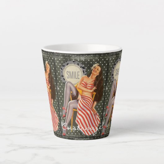 ヴィンテージレトロピンアップイラストレーションThunder_Cove カフェラテマグ (正面)