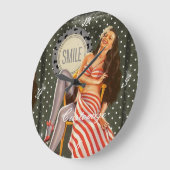 ヴィンテージレトロピンアップイラストレーションThunder_Cove ラージ壁時計 (傾斜)