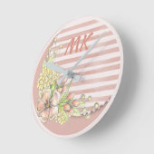 ヴィンテージレトロピンクストライプフローラモノグラムの ラウンド壁時計 (傾斜)