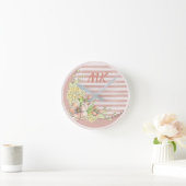 ヴィンテージレトロピンクストライプフローラモノグラムの ラウンド壁時計 (ホーム)