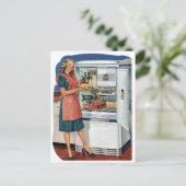 ヴィンテージレトロ女性50sキッチンフル冷蔵庫 ポストカード (スタンド正面)