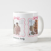 ヴィンテージレトロ波形ピンクリボンフォトコラージュ ジャンボコーヒーマグカップ (正面右)