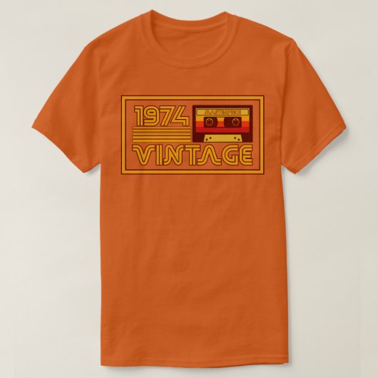 ヴィンテージレトロ1974最高傑作カセットテープ Tシャツ (デザイン正面)