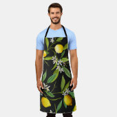 ヴィンテージレモンの果実と花を暗い背景につける エプロン (着用した状態)