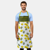 ヴィンテージレモン&オリーブパターン名前をカスタムする エプロン (着用した状態)