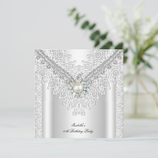 ヴィンテージレースパールシルバーホワイトエレガント誕生日 招待状 (スタンド正面)