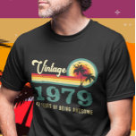 ヴィンテージレ動揺してーカスタム誕生日年T Tシャツ<br><div class="desc">このシャツのスタイルを変更するには、「スタイル」オプションの下の「詳細」>「詳細」を選択する。この領域でパーソナライズされたは、さらにオプションを選択しカスタマイズて、名前クリック、イニシャルまたは単語を変更することによカスタマイズり、提供または使用される可能性がある。また、文字の色やスタイルを変更したり、画像のみのデザインの文字を削除したりすることもできます。私は連絡colorflowcreations@gmail.comで私はもし、このデザインを別の製品に持つ必要がある。www.facebook.com/colorflowcreations、www.instagram.com/colorflowcreations、www.twitter.com/colorflowart、後を追およびwww.pinterest.com/colorflowcreationsで自分の創造や自分の情報を見る。</div>
