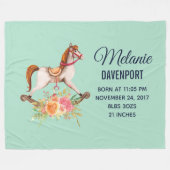 ヴィンテージロッキング馬とフローラブーケ新生児 フリースブランケット (正面(横))