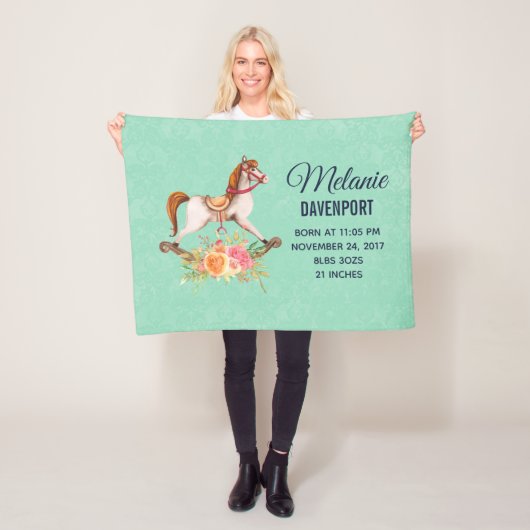ヴィンテージロッキング馬とフローラブーケ新生児 フリースブランケット (インサイチュ)