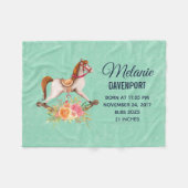 ヴィンテージロッキング馬とフローラブーケ新生児 フリースブランケット (正面(横))