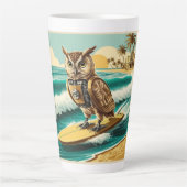 ヴィンテージロボットフクロウサーフィンオンビーチ カフェラテマグ (正面)