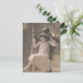 ヴィンテージロマンチックなカップルのカードと贈り物-フラッパー ポストカード (スタンド正面)